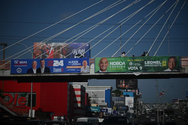 AFP.Una-vista-de-la-propaganda-electoral-del-ex-Presidente-de-Republica-Dominicana-y-actual-candidato-presidencial-del-Partido-Fuerza-del-Pueblo-FP-Leonel-Fernandez-y-del-Presidente-Luis-Abinader.-728x485