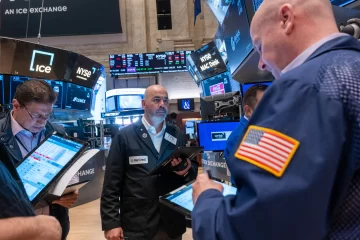 Wall Street cierra en verde tras informe de empleo de EEUU
