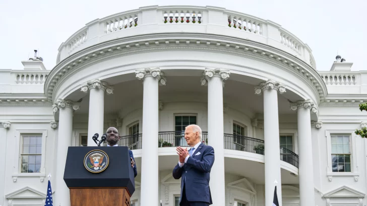 Presidente de Kenia promete junto a Biden acabar con pandillas haitianas