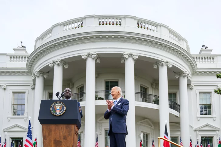 Presidente de Kenia promete junto a Biden acabar con pandillas haitianas