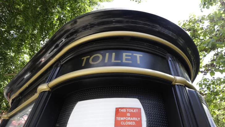 Reino Unido prohibirá los baños públicos mixtos como medida de seguridad para mujeres