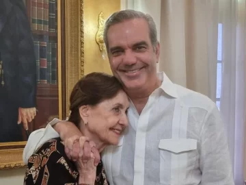 Presidente Luis Abinader felicita a las madres dominicanas en su día