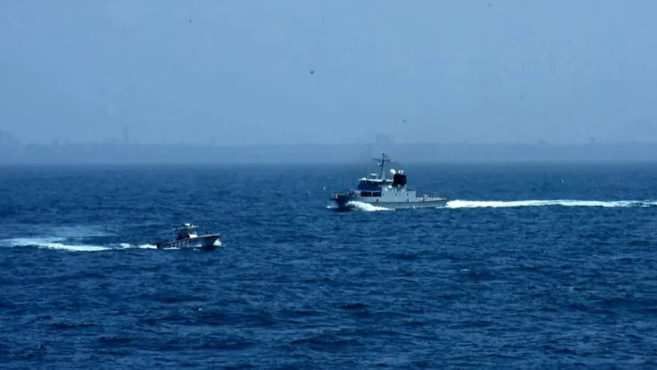 La Armada rescata a tres estadounidenses que estaban a la deriva