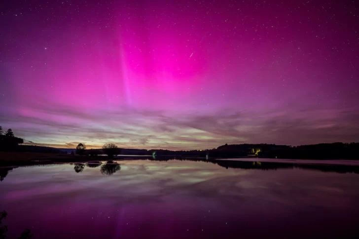 Aurora-purpura-vista-en-el-centro-de-Francia-el-viernes-por-la-noche-jhg-728x484