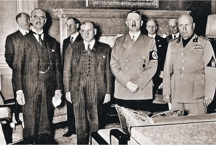 Chamberlain-el-primer-ministro-frances-Daladier-el-canciller-del-Reich-de-Alemania-Hitler-y-el-primer-ministro-italiano-Mussolini-728x488