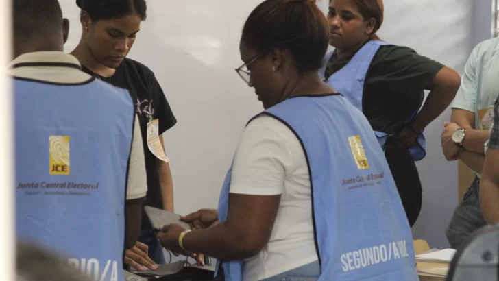 Cierran colegios electorales e inician conteo de votos