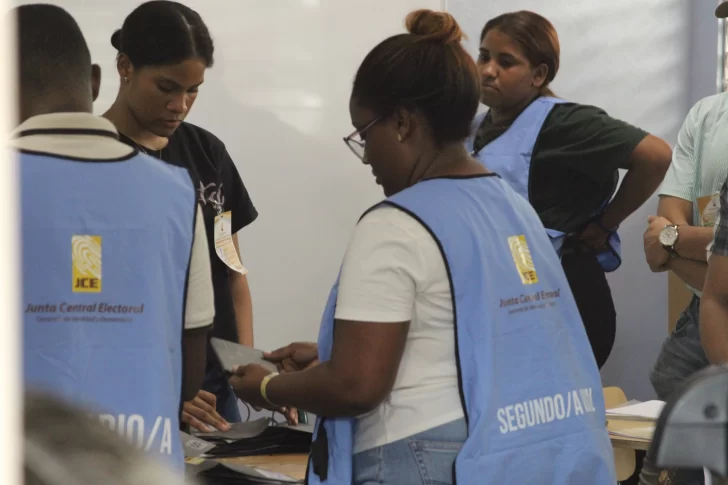 Cierran colegios electorales e inician conteo de votos