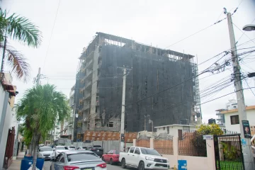 Andamios se desprenden de edificio en construcción en avenida Sarasota