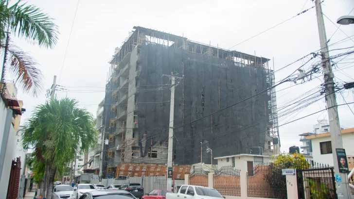 Andamios se desprenden de edificio en construcción en avenida Sarasota