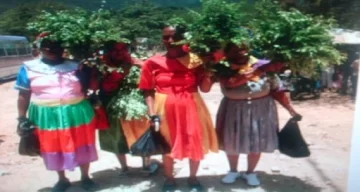 Devotas-en-el-Batey-con-sus-vestidos-de-promesas.-Foto-de-Fuente-externa