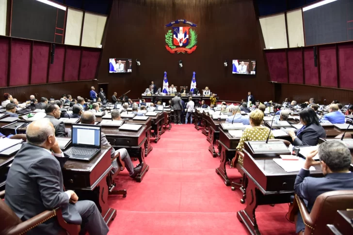 Los diputados otorgan seis días más a comisión especial que analiza el Código Penal