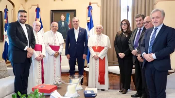 El cardenal italiano Fernando Filoni se reúne con el presidente Luis Abinader