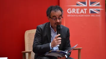 Reino Unido cesa a su embajador en México tras ser grabado bromeando con un rifle