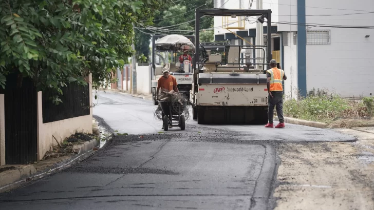 Liga Municipal y Presidencia pavimentan calles en los municipios