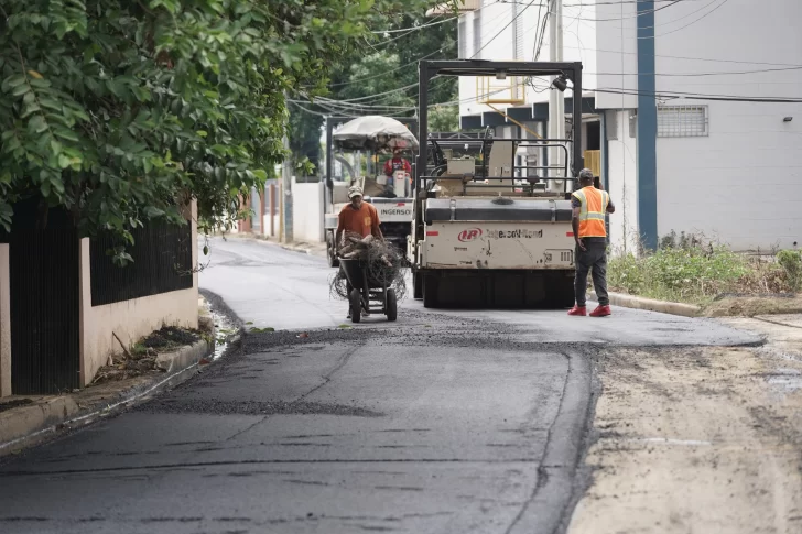 Liga Municipal y Presidencia pavimentan calles en los municipios