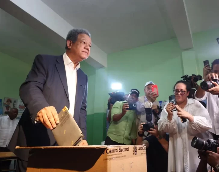 Leonel votará a las 11:00 a.m. en la escuela República Dominicana