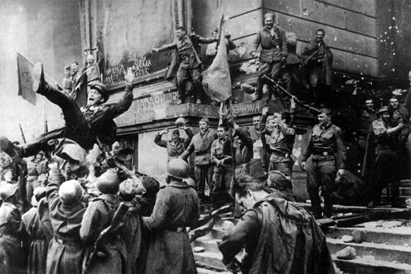 Los-soldados-sovieticos-celebrando-la-Victoria-sobre-la-Alemania-nazi-en-Berlin