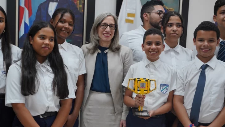 Minerd reconoce a 88 estudiantes ganadores de la competencia de robótica First Lego League 2024