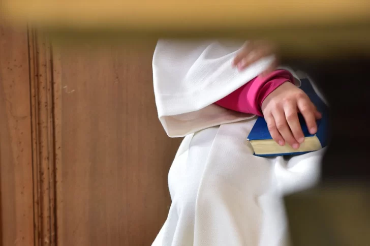 El suplemento femenino del diario vaticano denuncia el rechazo a las 'monaguillas'