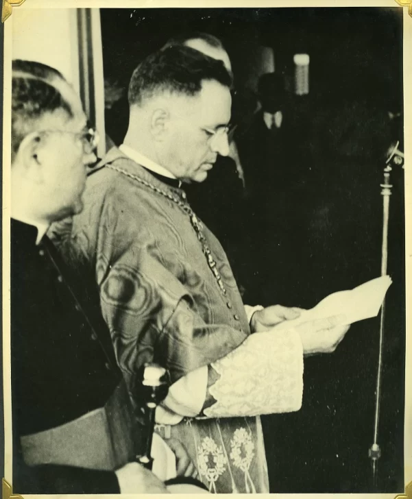 Monsenor-Alfredo-Pacini-entonces-Nuncio-papal-pronuncia-el-discurso-en-la-inauguracion-del-Seminario-Santo-Tomas-de-Aquino-en-1948--601x728