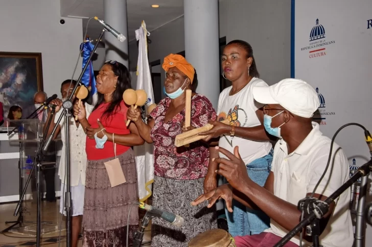 Mujeres-de-la-Cofradia-del-Espiritu-Santo-de-Villa-Mella-en-una-presentacion.-Foto-fuente-externa-728x485