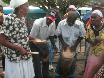 Mujeres-portadoras-de-tradicion-en-la-celebracion-del-Espiritu-Santo-en-Cotui.-Fuente-externa