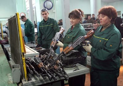 Mujeres-ucranias-examinando-fusiles-Kalachnikov-antes