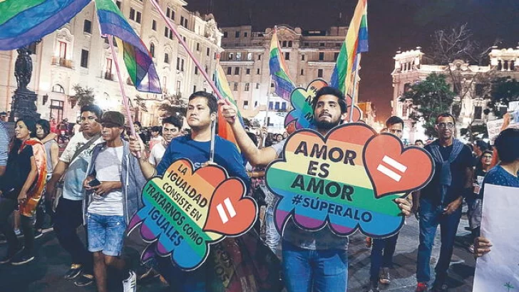 Protestan en Perú y Ecuador por definir transexualidad como 