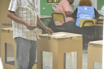 Reportan retrasos en la votación del recinto electoral Liceo Estados Unidos