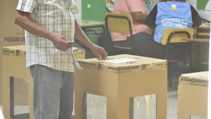 Reportan retrasos en la votación del recinto electoral Liceo Estados Unidos