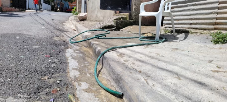 Residentes en Cancino Adentro se quejan de escasez de agua