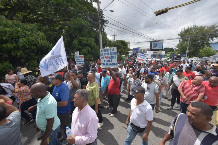 Trabajadores transporte están convencidos monorriel y teleférico lo dejará sin comida