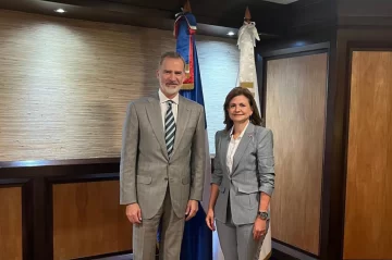 Vicepresidenta recibe al rey Felipe VI durante escala en RD