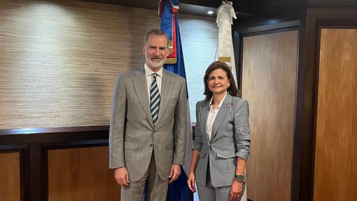 Vicepresidenta recibe al rey Felipe VI durante escala en RD