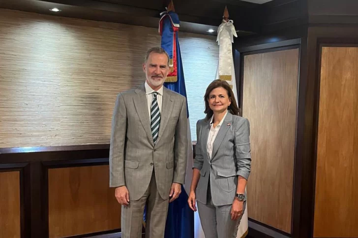 Vicepresidenta recibe al rey Felipe VI durante escala en RD