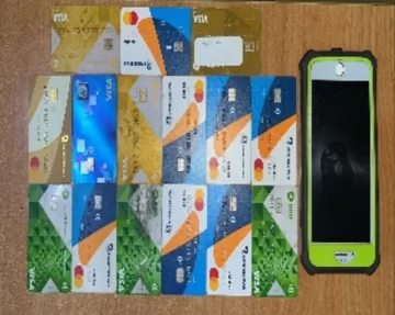 Policía detiene a hombre con 14 tarjetas bancarias robadas