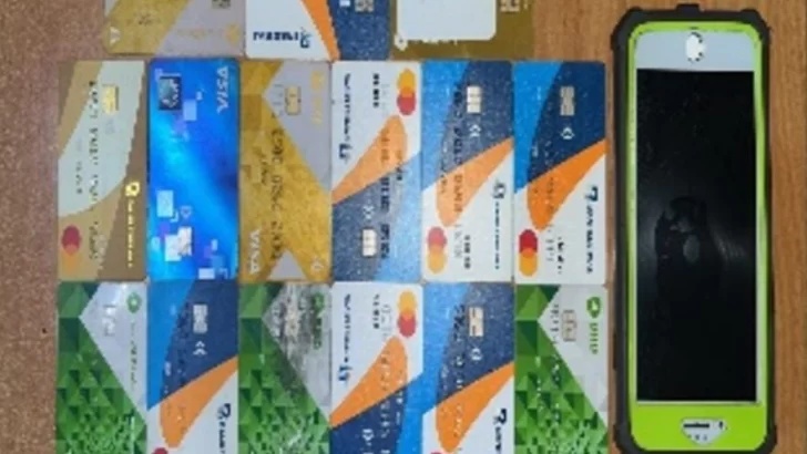 Policía detiene a hombre con 14 tarjetas bancarias robadas