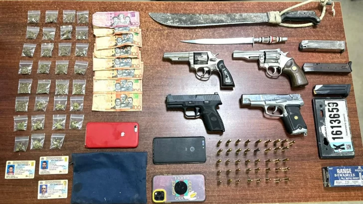 Incautan armas de fuego ilegales, drogas y diversas municiones en Santiago
