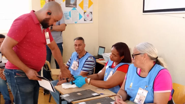 Votación en Santiago inicia puntual