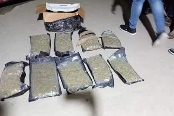 Incautan 12 paquetes de marihuana y 33 envases llenos de cocaína