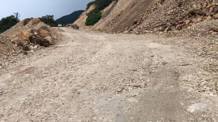 Por prevención, Obras Públicas cierra tránsito por tramo El Derrumbao en Barahona