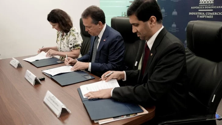 Firman acuerdo para impulsar la industria de semiconductores en RD