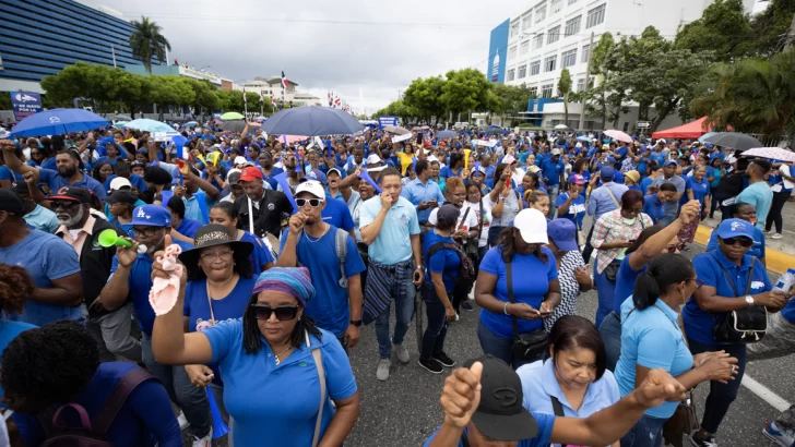 Miles de profesores vuelven a protestar para exigir un aumento salarial