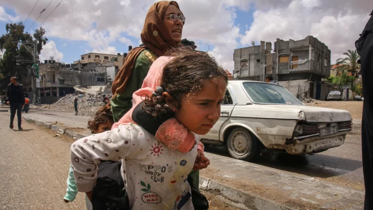 'Mis hijos se aferran a mí mientras los perros desentierran cadáveres': las aterradoras escenas que viven los palestinos en Rafah
