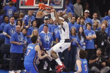 Mavericks y Cavaliers triunfan e igualan semifinales de Conferencia