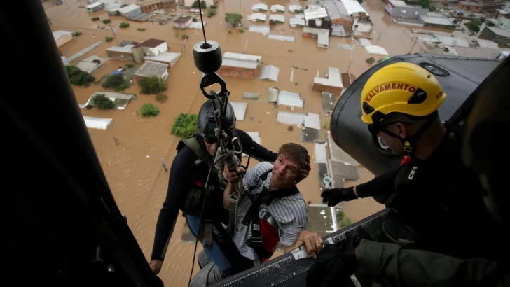 Las impactantes imágenes de las inundaciones en el sur de Brasil que causaron la muerte de al menos 85 personas