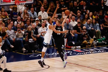 Jokic impone la ley del triple y deja a los Nuggets a un triunfo de las finales de los playoffs