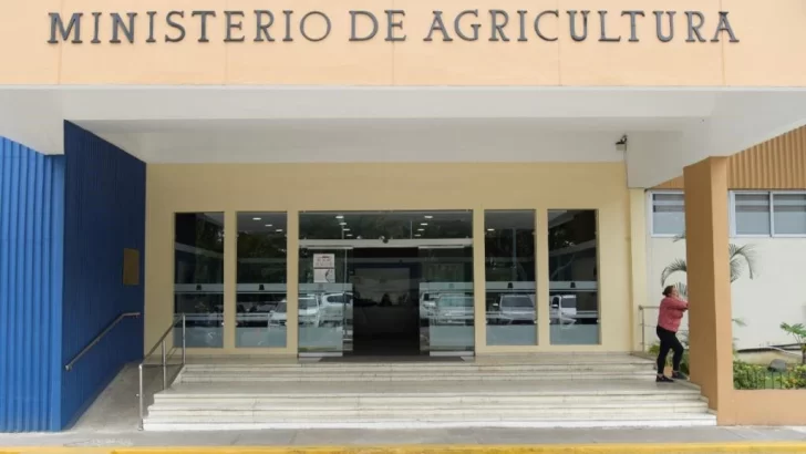 Agricultura anuncia veda productos hospederos de la Mosca Blanca en San Juan