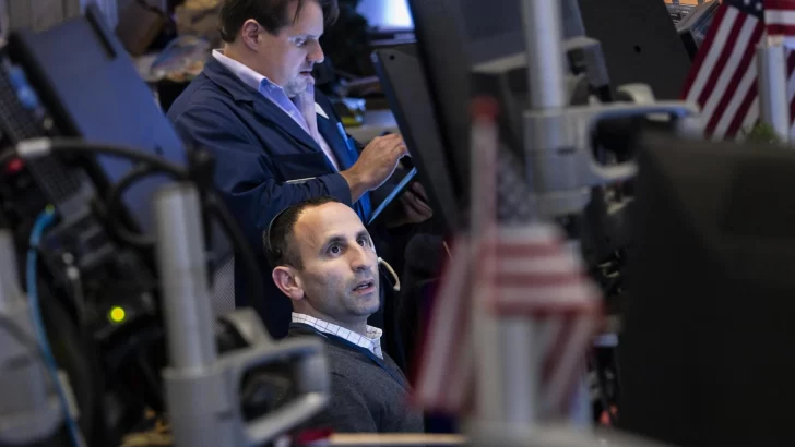 Wall Street cierra en rojo, enfocado en tipos de interés al desinflarse Nvidia