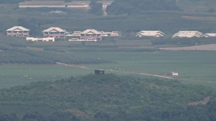Decenas de soldados norcoreanos cruzan brevemente la frontera con Corea del Sur